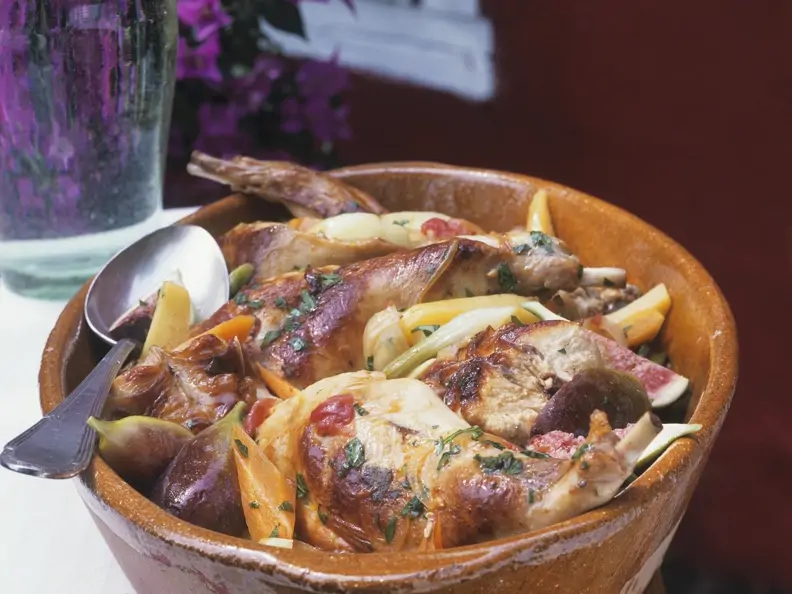 Geschmortes Kaninchen mit Zwiebeln
