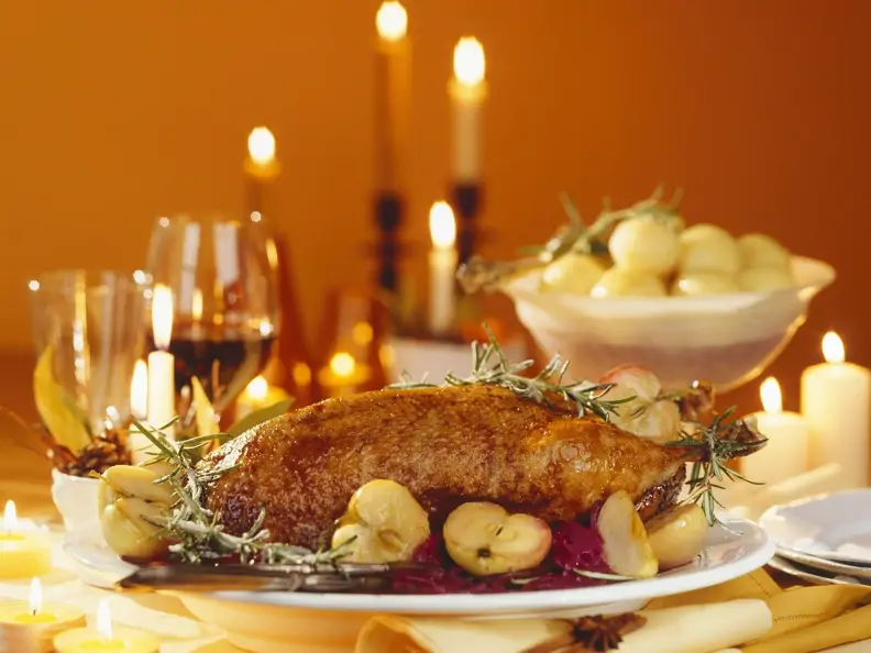 Gänsebraten mit Apfelblaukraut zu Weihnachten