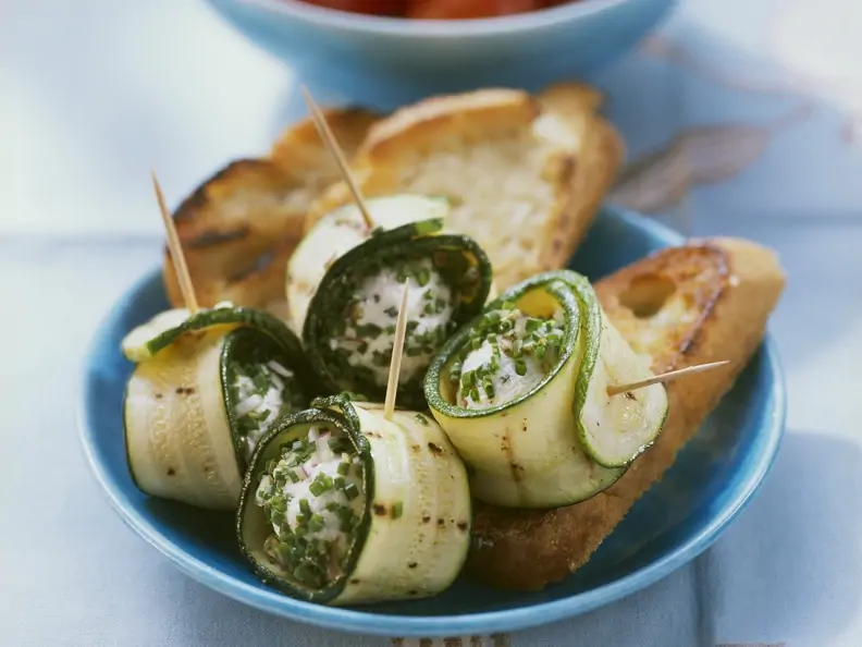 Zucchini-Frischkäse-Rollen