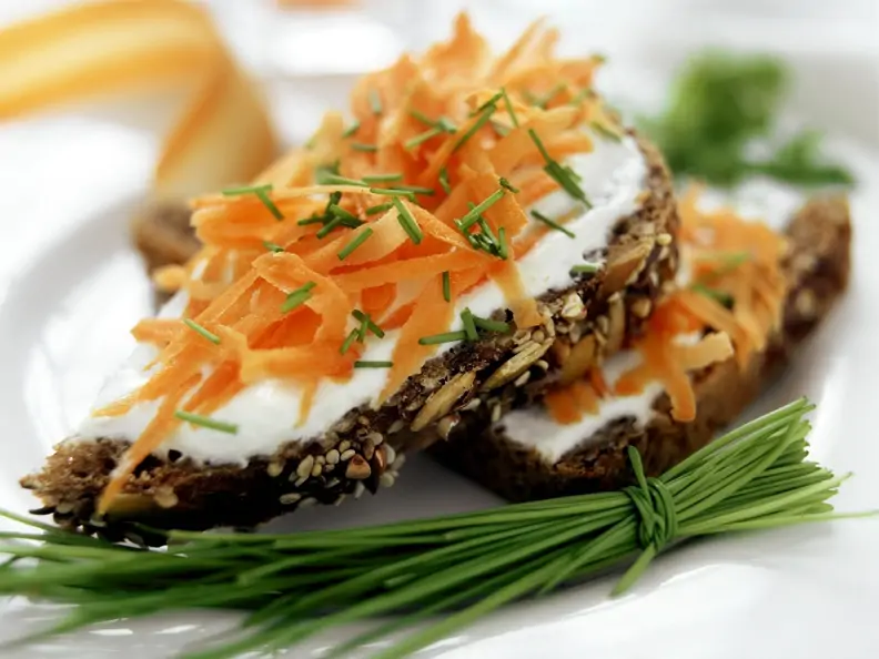 Vollkornbrot mit Möhren