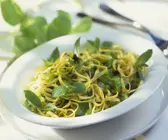 Pasta mit Pak Choi, Thailändischem Basilikum und Minze