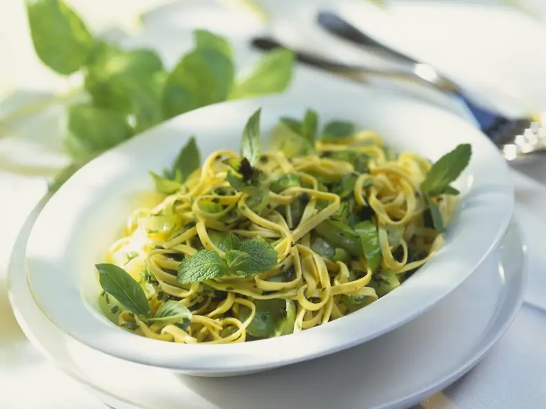 Pasta mit Pak Choi, Thailändischem Basilikum und Minze