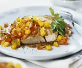 Thunfischsteak vom Grill mit Salsa aus Mango und Tomaten