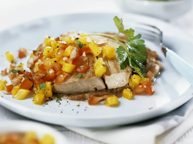 Thunfischsteak vom Grill mit Salsa aus Mango und Tomaten