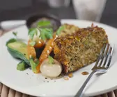 Vegetarischer Falscher Hase und glasiertes Gemüse