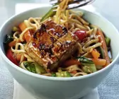 Marinierter Tofu mit Gemüse und Asia-Nudeln