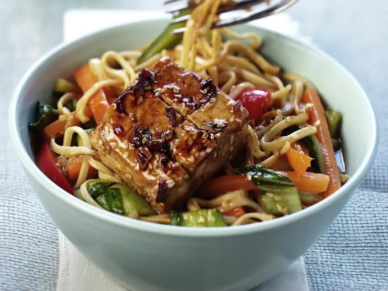 Marinierter Tofu mit Gemüse und Asia-Nudeln