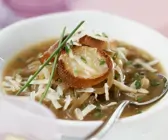 Zwiebelsuppe mit Käsebrot