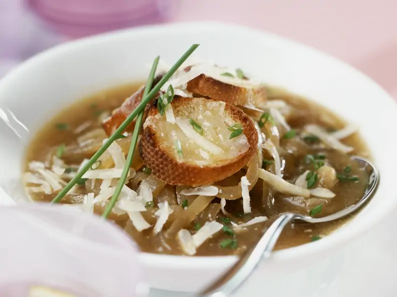 Zwiebelsuppe mit Käsebrot