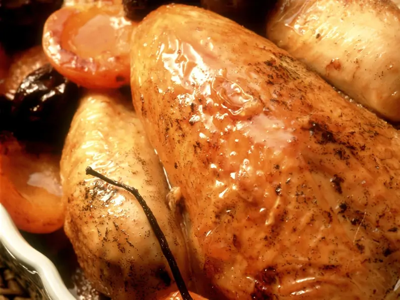Brathähnchen mit Pflaumen und Aprikosen gefüllt