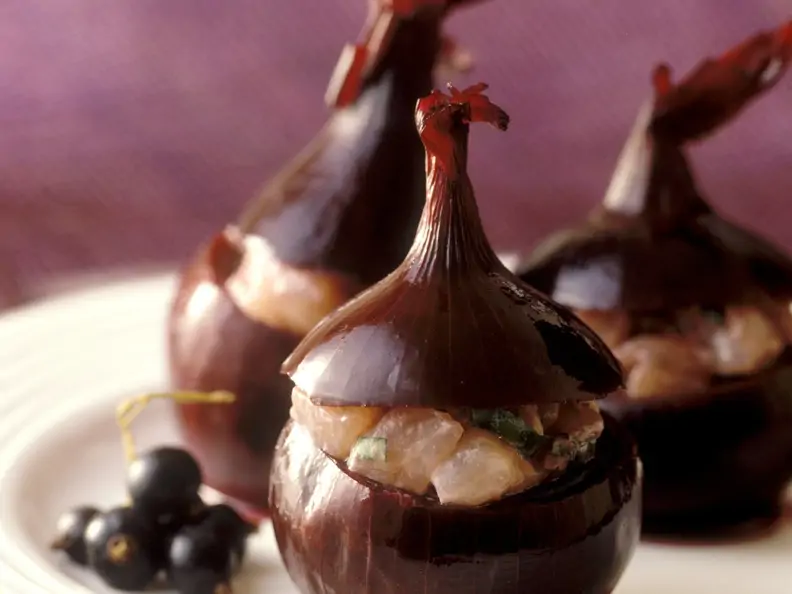 Rote Zwiebeln mit Fisch-Beeren-Füllung