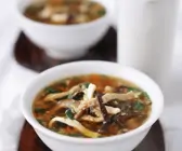 Scharf-saure-Suppe mit Fleisch und Pilzen