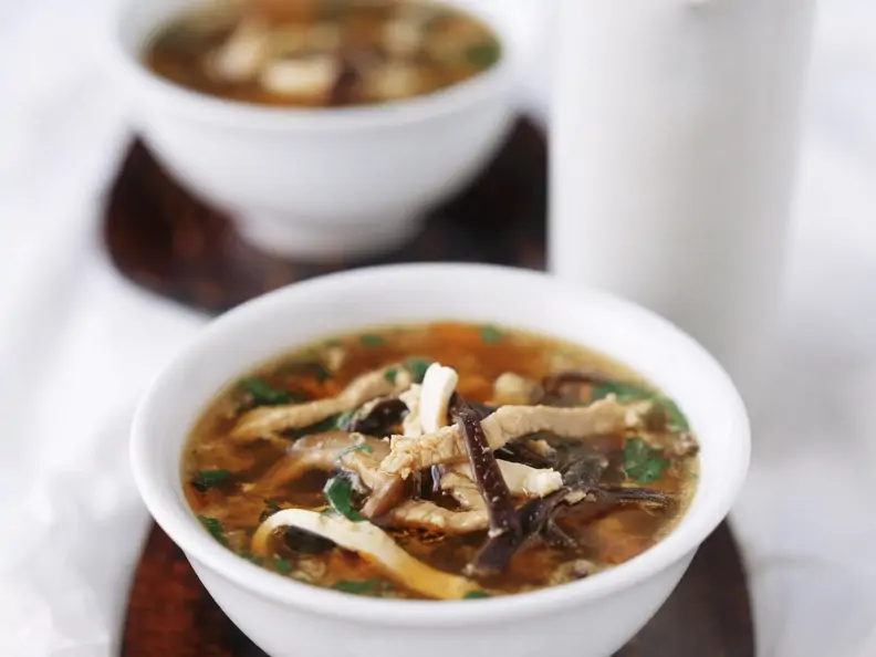 Scharf-saure-Suppe mit Fleisch und Pilzen