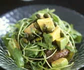 Rucola-Süßkartoffelsalat mit Avocado und Pistazien