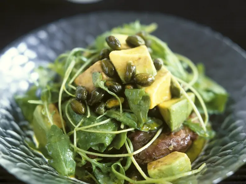 Rucola-Süßkartoffelsalat mit Avocado und Pistazien