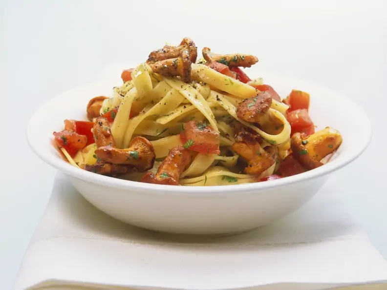 Pasta mit Tomaten und Pfifferlingen