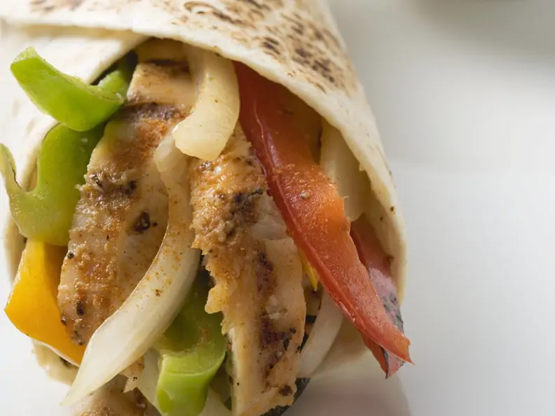 Hähnchenwrap und Guacamole