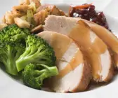 Putenbrust mit Brokkoli, Brotbeilage und Cranberries