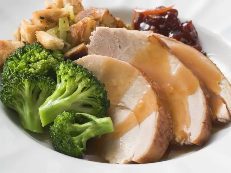 Putenbrust mit Brokkoli, Brotbeilage und Cranberries