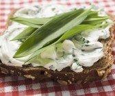 Vollkornbrot und Quark mit Bärlauch