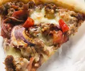 Pizza und Hackfleisch und Zwiebeln
