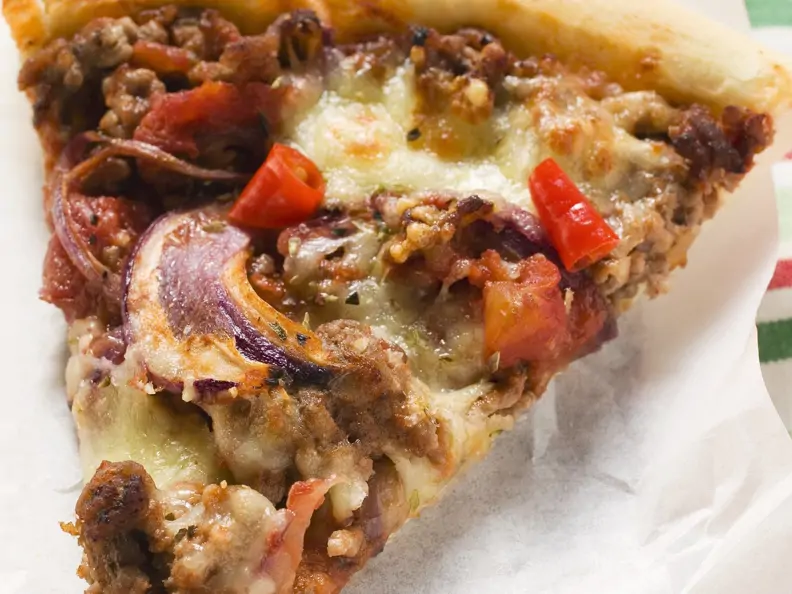 Pizza und Hackfleisch und Zwiebeln