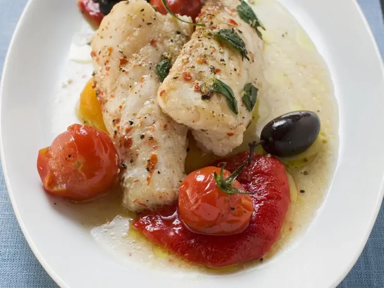 Seeteufel mit Cocktailtomaten und Oliven