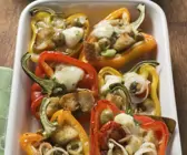 Paprikaschoten mit Füllung aus Weißbrot, Oliven und Zwiebeln