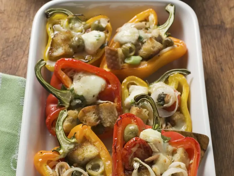 Paprikaschoten mit Füllung aus Weißbrot, Oliven und Zwiebeln