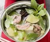 Hähnchensuppe mit Zitronengras und Limetten