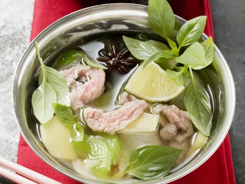 Hähnchensuppe mit Zitronengras und Limetten