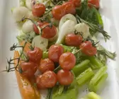 Buntes gebratenes Gemüse: Cherrytomaten, Sellerie, Lauchzwiebeln, Karotten