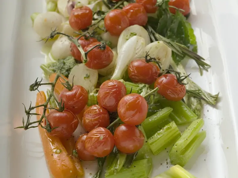 Buntes gebratenes Gemüse: Cherrytomaten, Sellerie, Lauchzwiebeln, Karotten
