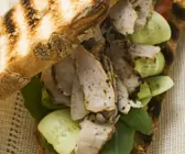 Grillbrot mit Putenstreifen, Gurke und Tomaten