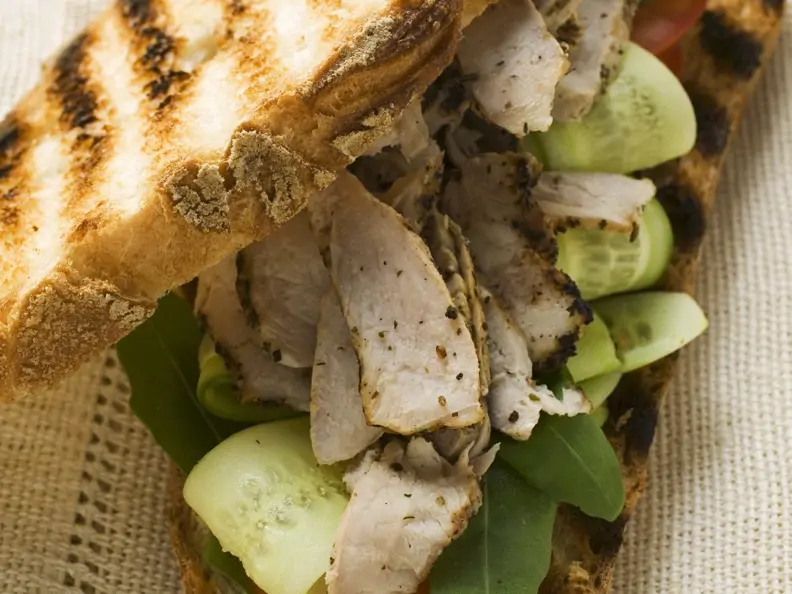 Grillbrot mit Putenstreifen, Gurke und Tomaten