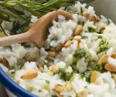 Risotto mit Zitrone, Pinienkernen, Pesto und Rosmarin