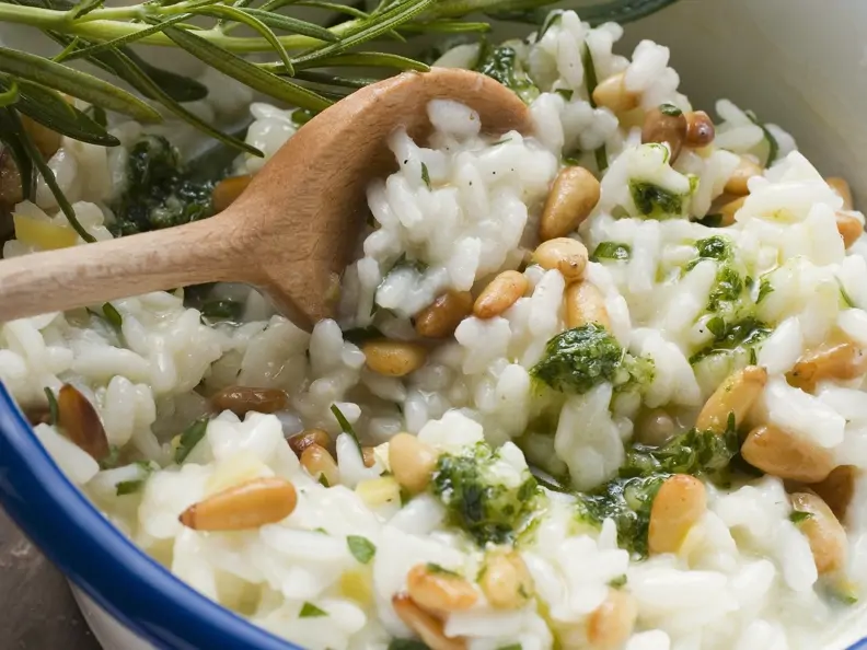 Risotto mit Zitrone, Pinienkernen, Pesto und Rosmarin