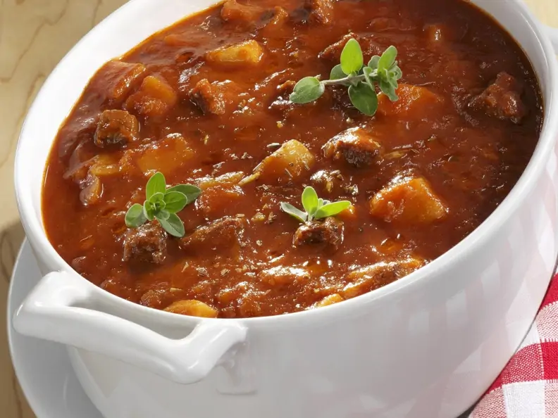 Gulaschsuppe mit Majoran