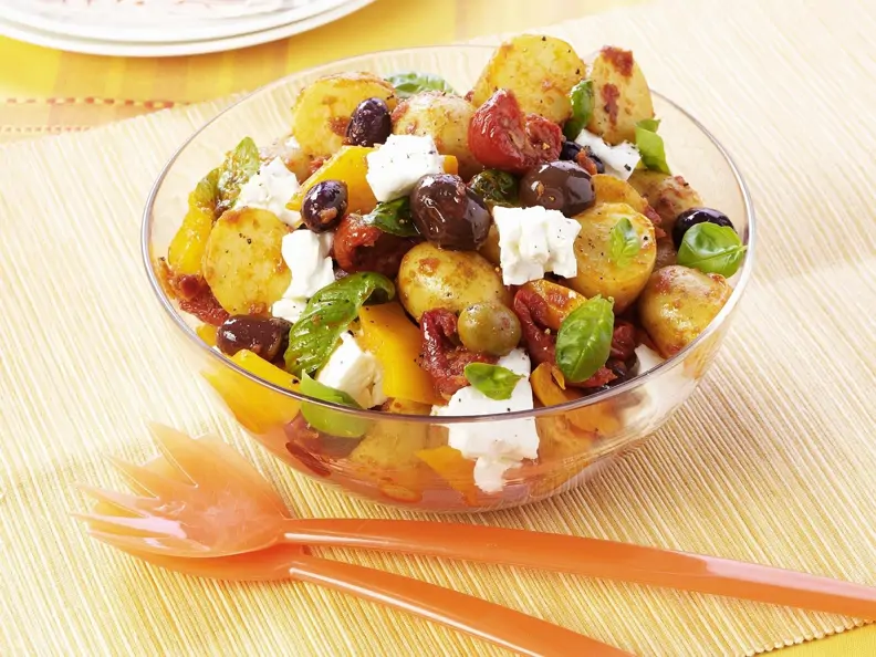 Kartoffelsalat mit Oliven und Schafskäse