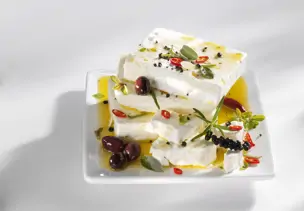 Schafskäse mit Kräutern mariniert