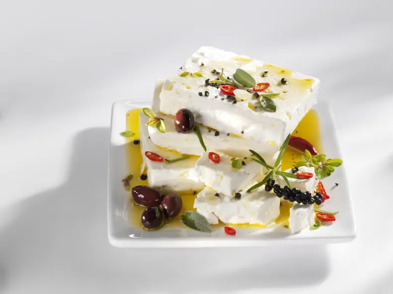 Schafskäse mit Kräutern mariniert