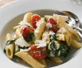 Pasta mit Spinat und Kirschtomaten