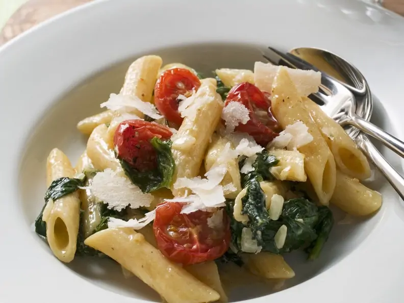 Pasta mit Spinat und Kirschtomaten