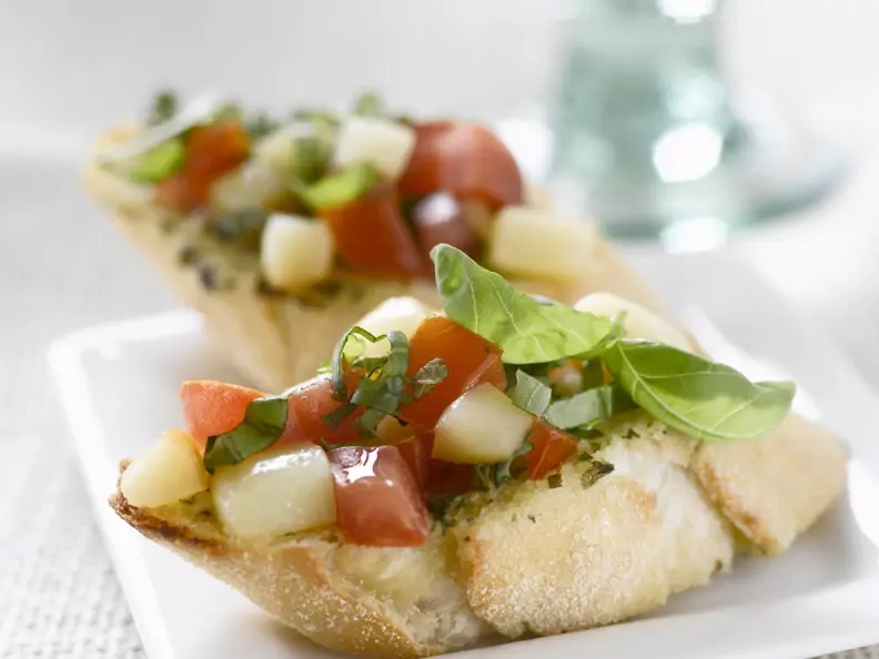 Baguette mit Tomaten und Scamorza