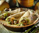 Herzhafte Crêpes mit Fleisch, Bohnen und Bambus