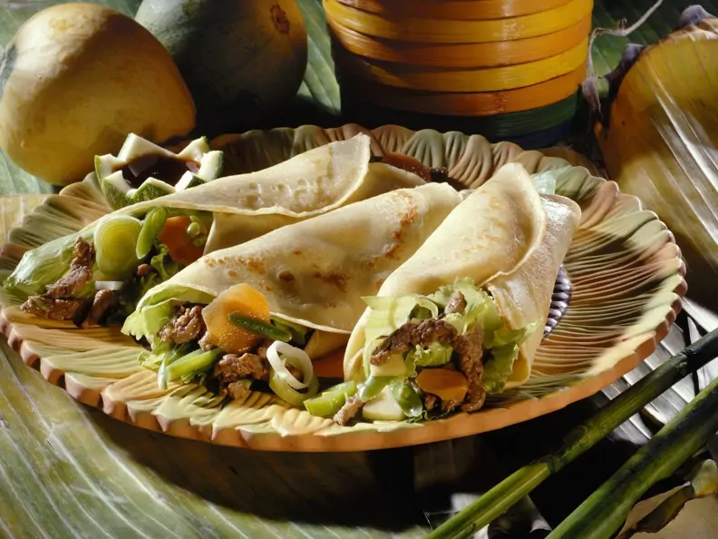 Herzhafte Crêpes mit Fleisch, Bohnen und Bambus