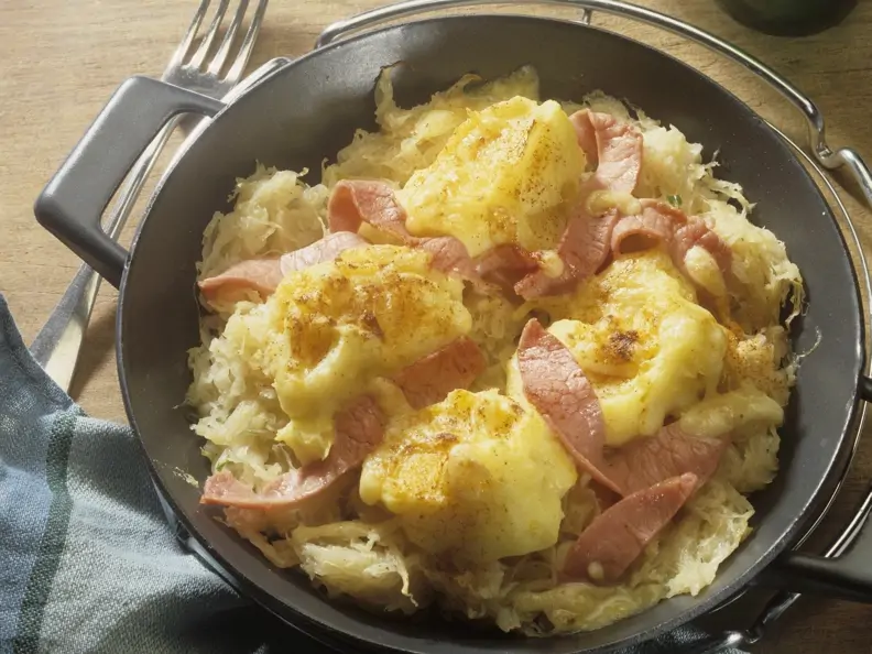 Sauerkrautgratin mit Püree und Kassler