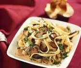 Tagliatelle mit Pilzen und Petersilie