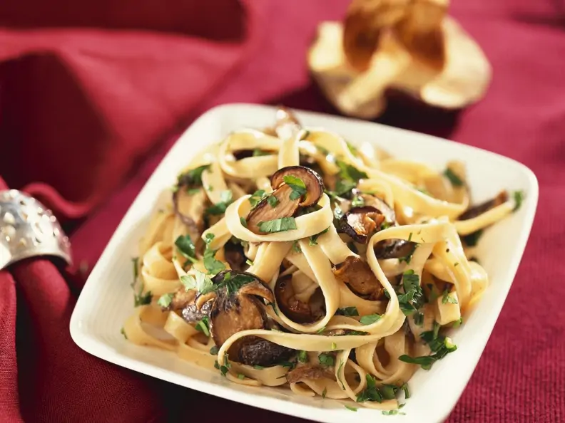Tagliatelle mit Pilzen und Petersilie
