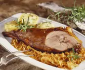 Wildschweinkeule mit Sauerkraut Knödeln